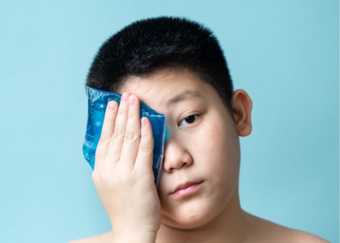 Chườm mắt giúp giảm sưng đỏ, đau rát khi bị viêm kết mạc dị ứng