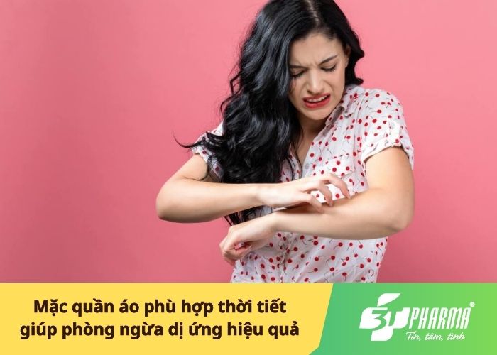 Mặc quần áo phù hợp thời tiết giúp phòng ngừa dị ứng hiệu quả