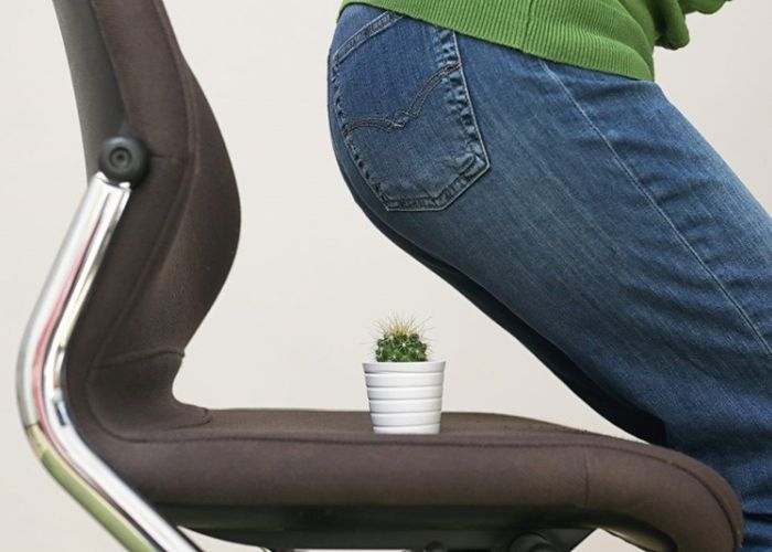 Ngồi nhiều, ít vận động có thể gây táo bón, bệnh trĩ