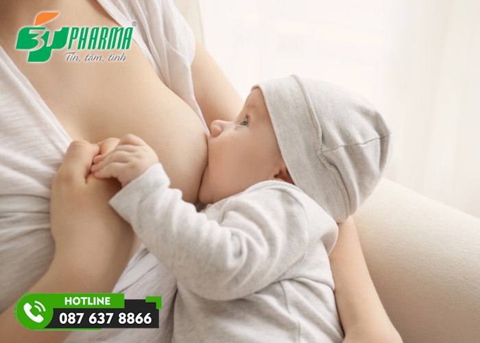 trẻ ra đổ nhiều mồ hôi do đang bú mẹ - 3T Pharma