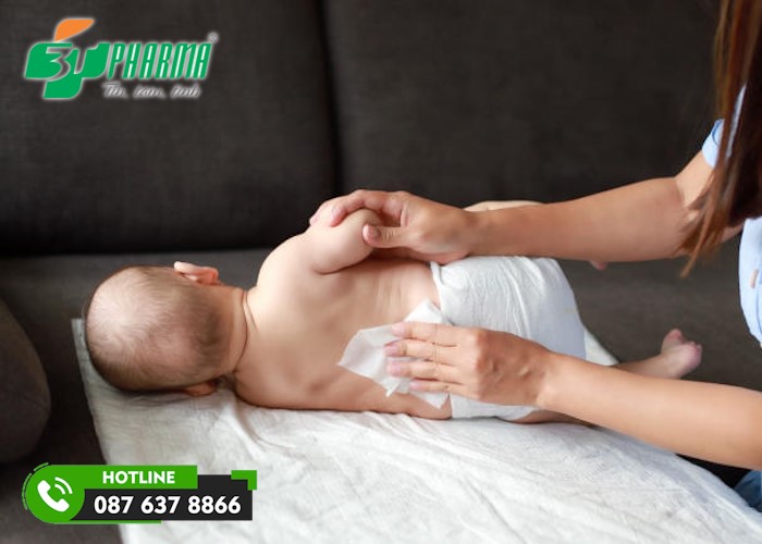 nên lau khô người khi trẻ đổ mồ hôi trộm và thay quần áo cho trẻ - 3T Pharma