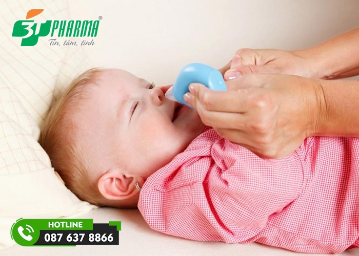 bé bị ho mẹ nên chú ý vệ sinh mũi họng cho bé bằng nước muối sinh lý - 3T Pharma