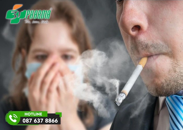 người hút thuốc hoặc thường xuyên hít khói thuốc rất dễ bị ho đờm lâu ngày không khỏi - 3T Pharma